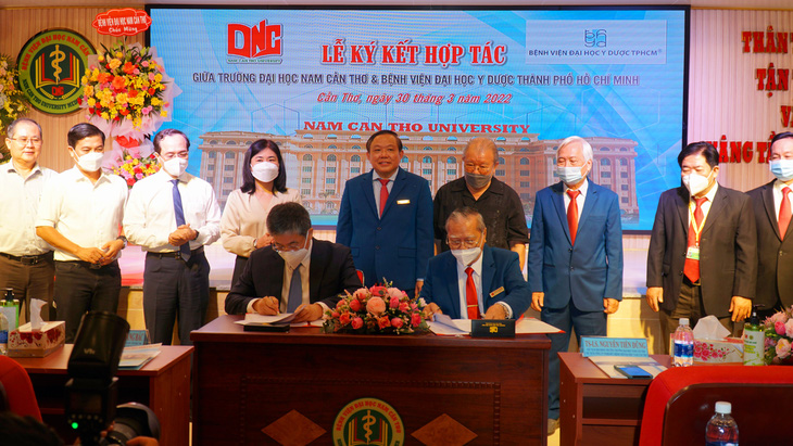 Bệnh viện Đại học Nam Cần Thơ ký kết hợp tác Bệnh viện Đại học Y dược TP.HCM - Ảnh 1.