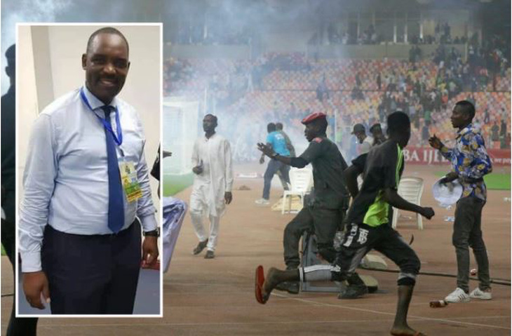 Bác sĩ FIFA đột tử sau khi cổ động viên Nigeria tràn vào sân đập phá kinh hoàng - Ảnh 1.