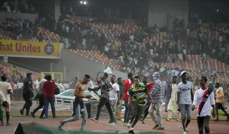 Bác sĩ FIFA đột tử sau khi cổ động viên Nigeria tràn vào sân đập phá kinh hoàng - Ảnh 2.