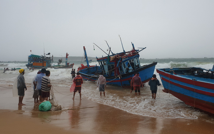 Mưa gió lớn bất thường, 60 tàu thuyền ở Phú Yên bị sóng đánh chìm, mắc cạn