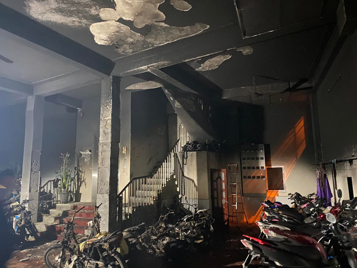 Cháy nhà trọ ở Hà Nội, cứu  được 7 người, 1 người tử vong - Ảnh 1.