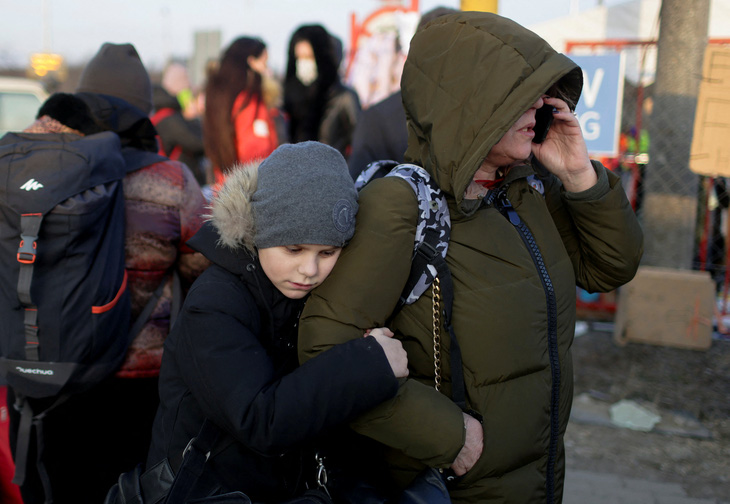 EU, Mỹ mở chế độ ưu tiên đặc biệt cho người tị nạn Ukraine - Ảnh 1.