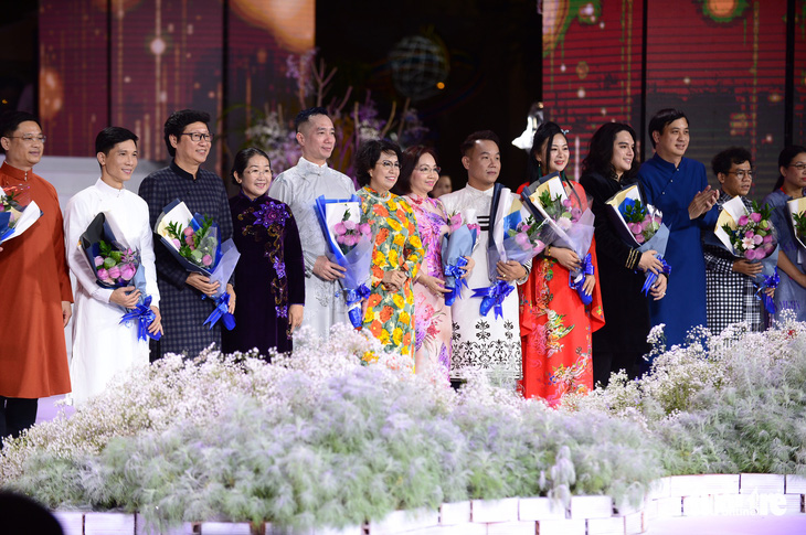 HHen Niê, Kim Duyên cùng hàng trăm nghệ sĩ trình diễn khai mạc Lễ hội áo dài TP.HCM - Ảnh 1.