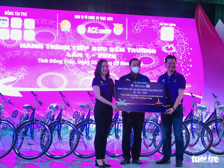 Trao tặng 300 xe đạp cho học sinh Đồng Tháp ‘tiếp sức đến trường’ - Ảnh 2.
