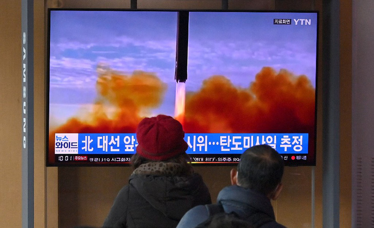 Hàn Quốc chuẩn bị bầu tổng thống, Triều Tiên phóng tên lửa ra biển - Ảnh 1.