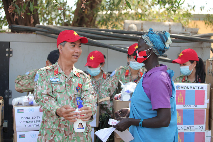 Bác sĩ mũ nồi xanh Việt Nam giúp phụ nữ Nam Sudan bảo vệ thân thể - Ảnh 2.