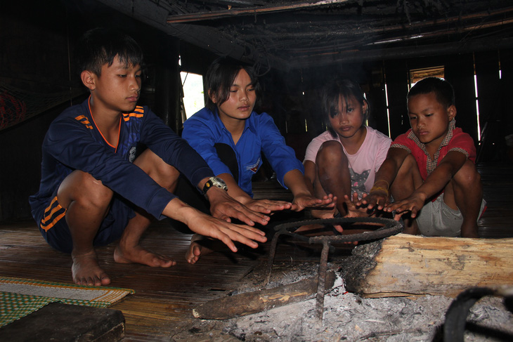 Bốn đứa trẻ mồ côi ở thung lũng Mang Châu - Ảnh 1.