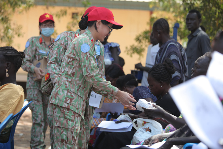 Bác sĩ mũ nồi xanh Việt Nam giúp phụ nữ Nam Sudan bảo vệ thân thể - Ảnh 1.
