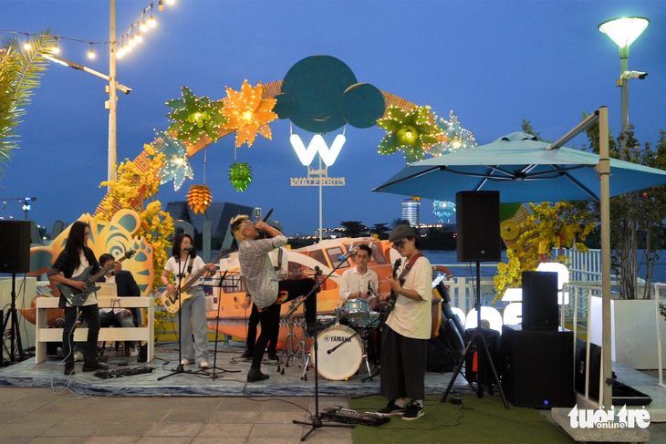 Có hẹn với Sài Gòn: Sân chơi âm nhạc đường phố mới tại bến Bạch Đằng - Ảnh 1.