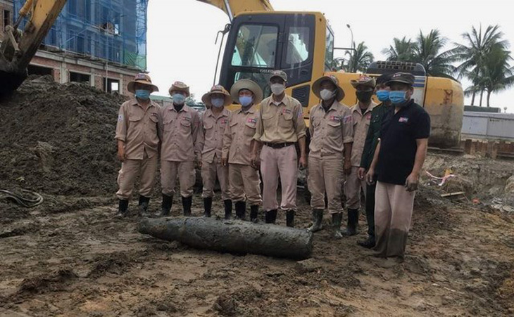Quả bom 230kg nguyên kíp nằm sát chợ lớn nhất Quảng Bình, đóng 90 cọc nhồi nhưng may không đụng - Ảnh 1.