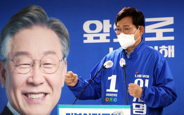 Chủ tịch đảng cầm quyền Hàn Quốc bị đập vào đầu khi đang tranh cử