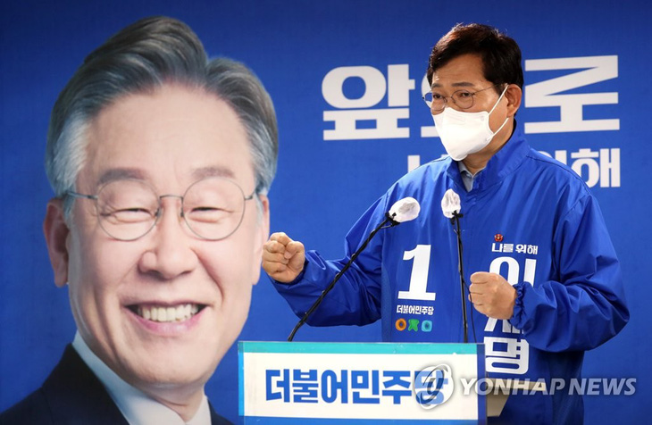Chủ tịch đảng cầm quyền Hàn Quốc bị đập vào đầu khi đang tranh cử - Ảnh 1.