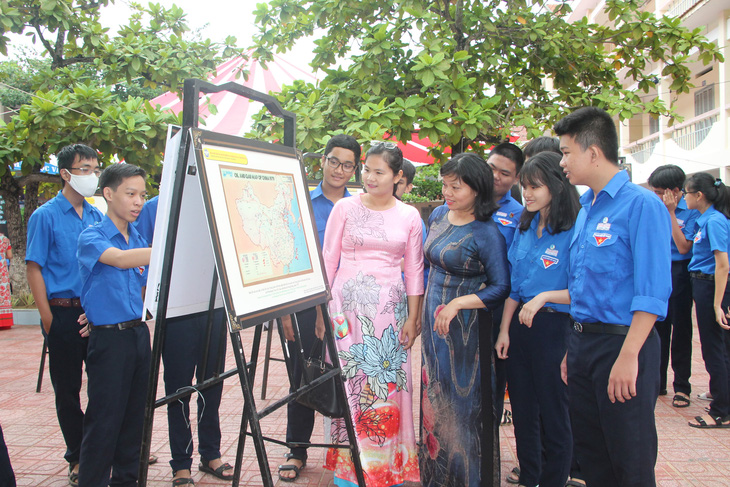 Khánh Hòa mang triển lãm số Hoàng Sa, Trường Sa của Việt Nam vào trường học - Ảnh 2.
