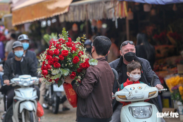 Sát 8-3, chợ hoa lớn nhất Hà Nội vẫn vắng, giá hoa rẻ - Ảnh 5.