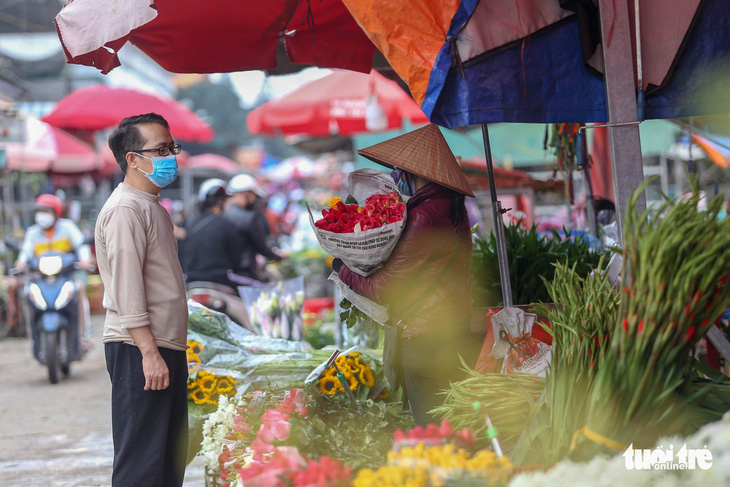 Sát 8-3, chợ hoa lớn nhất Hà Nội vẫn vắng, giá hoa rẻ - Ảnh 4.