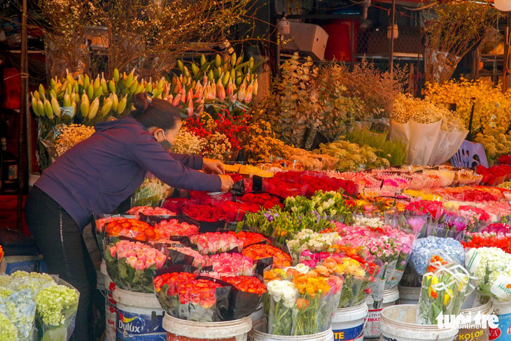 Sát 8-3, chợ hoa lớn nhất Hà Nội vẫn vắng, giá hoa rẻ - Ảnh 6.