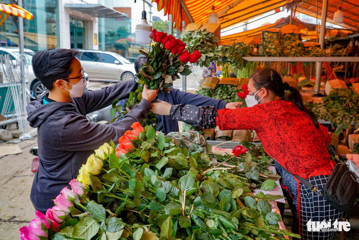 Sát 8-3, chợ hoa lớn nhất Hà Nội vẫn vắng, giá hoa rẻ - Ảnh 2.