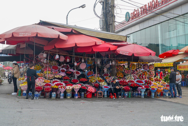 Sát 8-3, chợ hoa lớn nhất Hà Nội vẫn vắng, giá hoa rẻ - Ảnh 3.