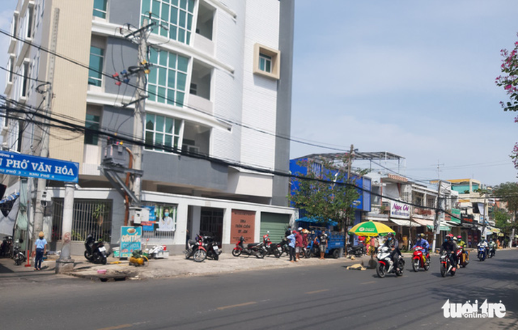 Bảo vệ Trung tâm Kiểm soát bệnh tật tỉnh Tiền Giang rơi từ sân thượng, nghi tự tử - Ảnh 1.