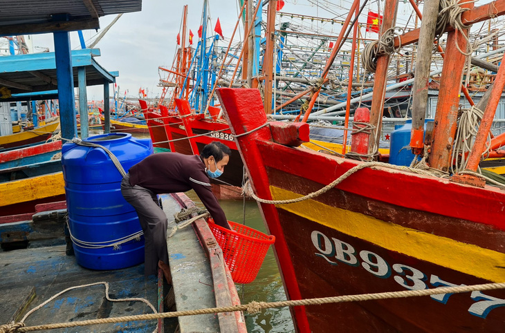 Ra khơi mang theo túi chứa rác - Ảnh 1.