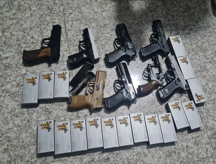 Thanh niên Phú Yên có trong nhà 15 khẩu súng các loại - Ảnh 2.