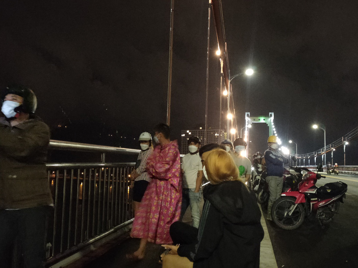 Người đàn ông dọa tự tử từ sáng tới tối ở cầu Thuận Phước đã về nhà - Ảnh 2.