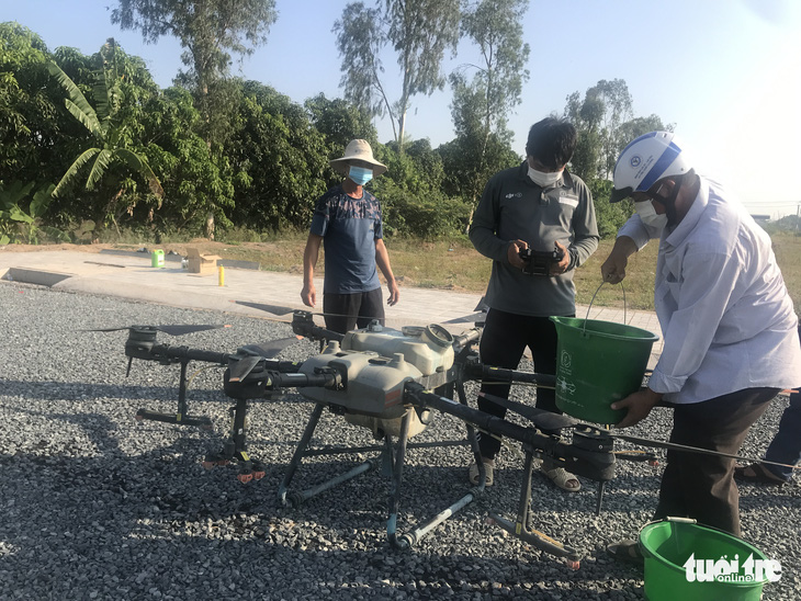 Nông dân miền Tây phun thuốc bảo vệ thực vật nhanh gấp 10 lần nhờ drone - Ảnh 1.