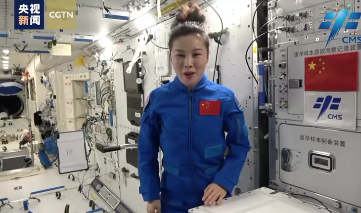 Nữ phi hành gia Trung Quốc chúc mừng 8-3 từ vũ trụ - Ảnh 1.