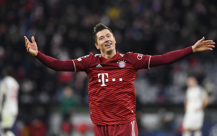 Lewandowski lập hat-trick, Bayern vào tứ kết Champions League bằng trận đại thắng - Ảnh 1.
