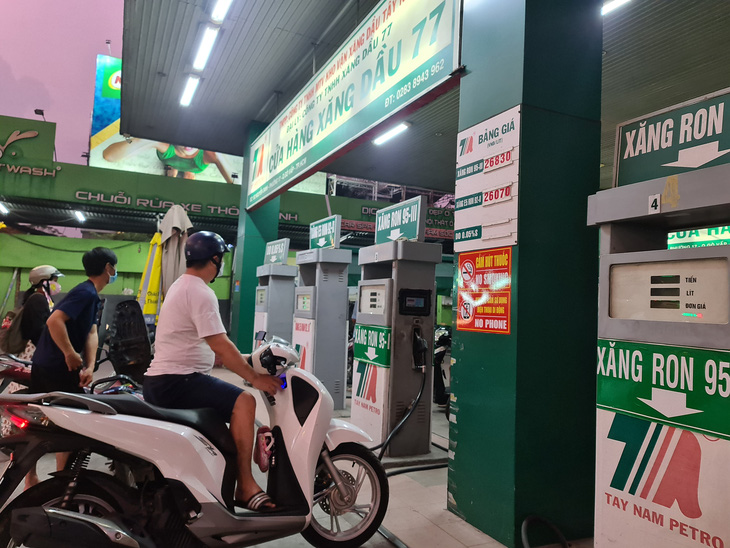Giá xăng dầu tiếp tục tăng: Việt Nam phải làm gì? - Ảnh 1.