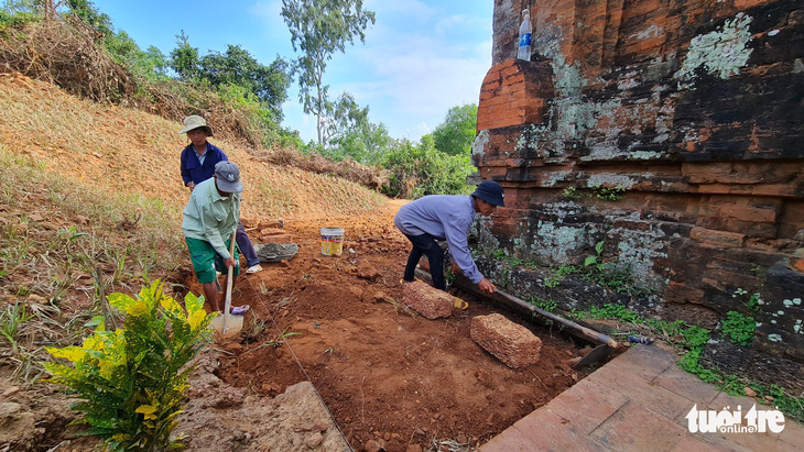 Để xe múc vào thi công trong vùng 1 tháp Bánh Ít nghìn tuổi: Trách nhiệm của chủ đầu tư - Ảnh 3.