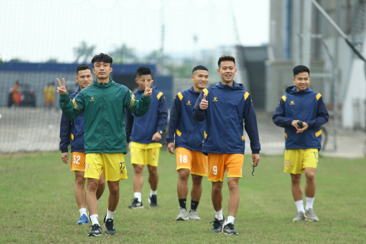 Cầu thủ đội Nam Định tạm yên tâm sau khi được ting ting - Ảnh 1.