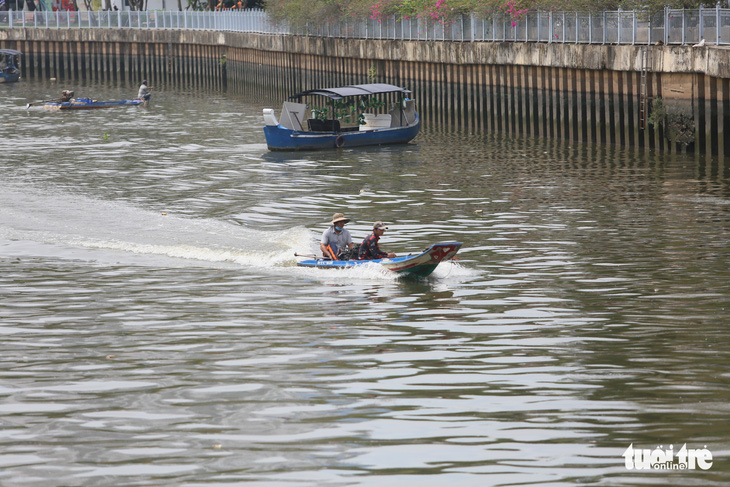 Xuyệt cá náo loạn, rác trôi thành dòng trên kênh Nhiêu Lộc - Thị Nghè - Ảnh 3.