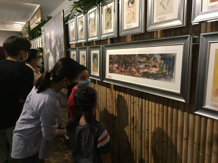 Hai bạn trẻ tái hiện triển lãm Huỳnh Phương Đông bên chiến hào - Ảnh 8.