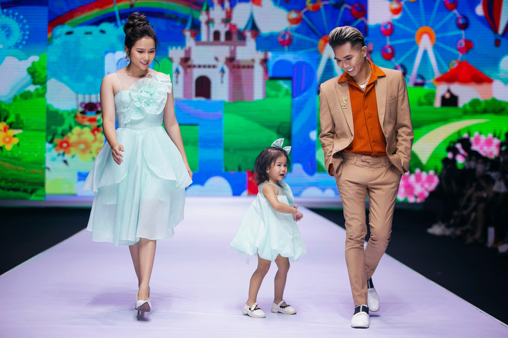 Gia đình Thúy Diễm, Khánh Đơn... kêu gọi bảo vệ quyền trẻ em qua thời trang - Ảnh 4.
