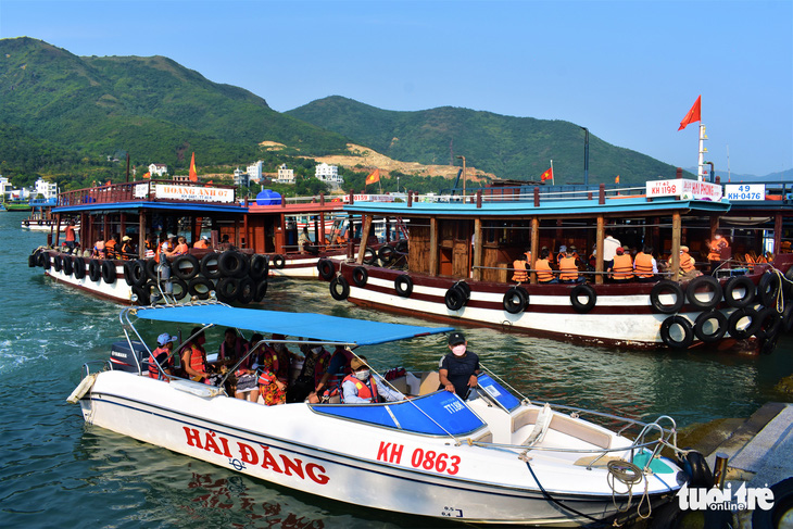 Hàng ngàn du khách đến Nha Trang, chen nhau ra đảo - Ảnh 3.