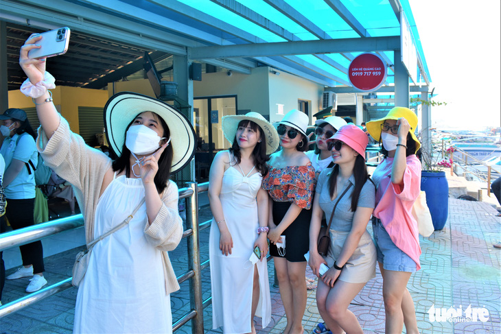 Hàng ngàn du khách đến Nha Trang, chen nhau ra đảo - Ảnh 1.