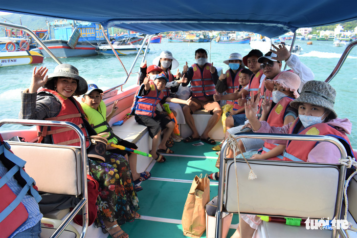 Hàng ngàn du khách đến Nha Trang, chen nhau ra đảo - Ảnh 4.