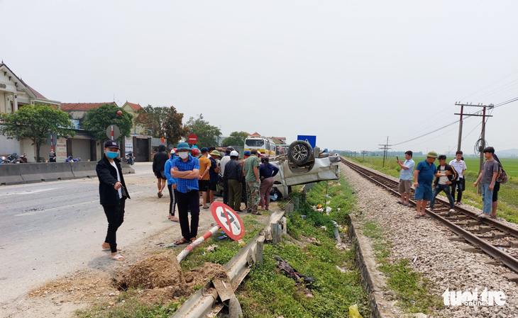 Cố băng qua đường sắt, xe bán tải bị tông nát - Ảnh 3.