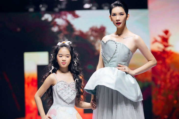 Gia đình Thúy Diễm, Khánh Đơn... kêu gọi bảo vệ quyền trẻ em qua thời trang - Ảnh 2.
