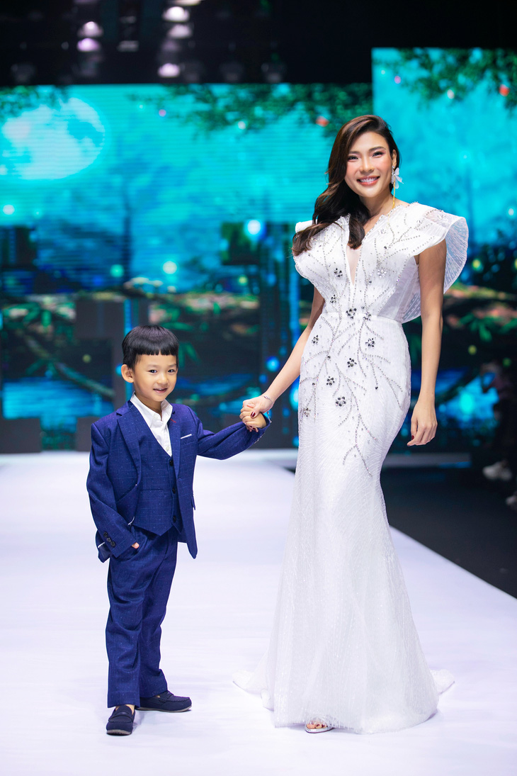 Gia đình Thúy Diễm, Khánh Đơn... kêu gọi bảo vệ quyền trẻ em qua thời trang - Ảnh 3.