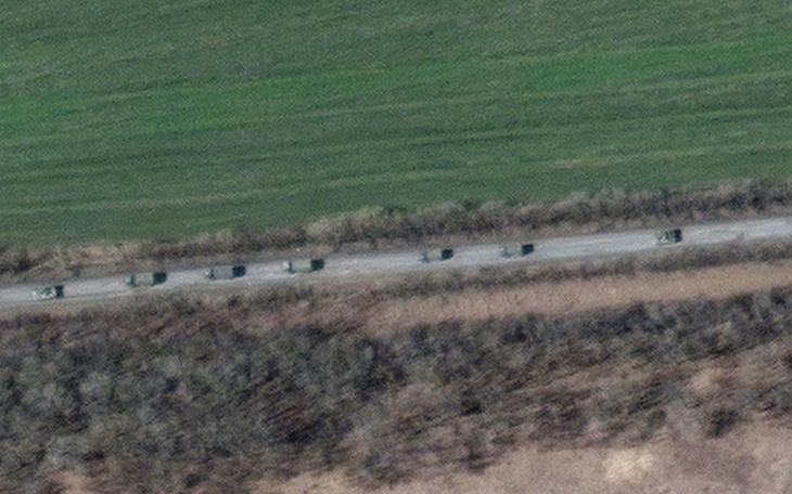 Hình ảnh đoàn xe quân sự dài 13km của Nga di chuyển ở phía đông Ukraine