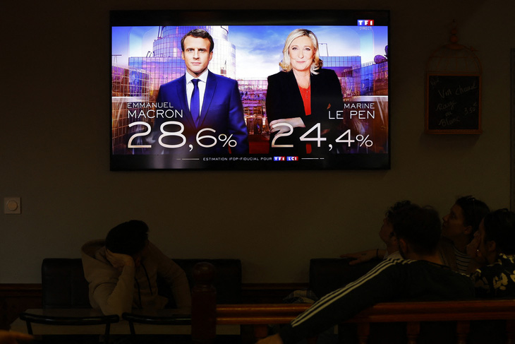 Ông Macron và bà Le Pen dẫn đầu vòng 1 bầu cử tổng thống Pháp - Ảnh 1.
