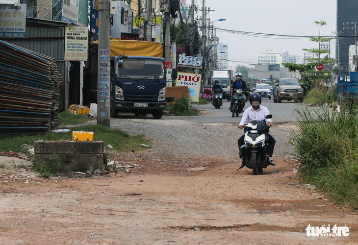 Đường Lương Định Của ở Thủ Đức làm 7 năm chưa xong, mưa ngập nắng bụi, dân khổ trăm bề - Ảnh 3.