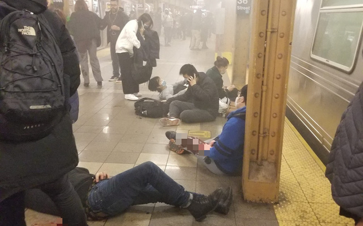 Nhiều người bị bắn trong ga tàu điện ngầm New York, vật nổ được tìm thấy