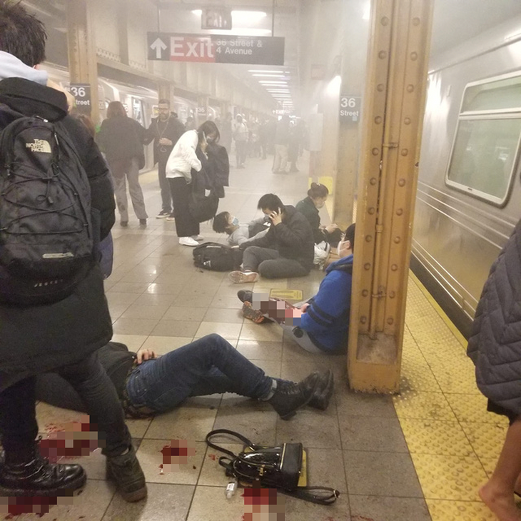 Nhiều người bị bắn trong ga tàu điện ngầm New York, vật nổ được tìm thấy - Ảnh 1.