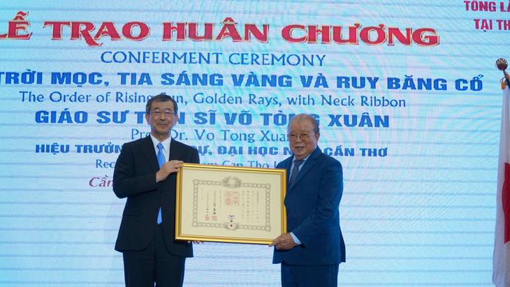Giáo sư Võ Tòng Xuân nhận Huân chương Mặt Trời Mọc do Nhật Bản trao tặng - Ảnh 2.