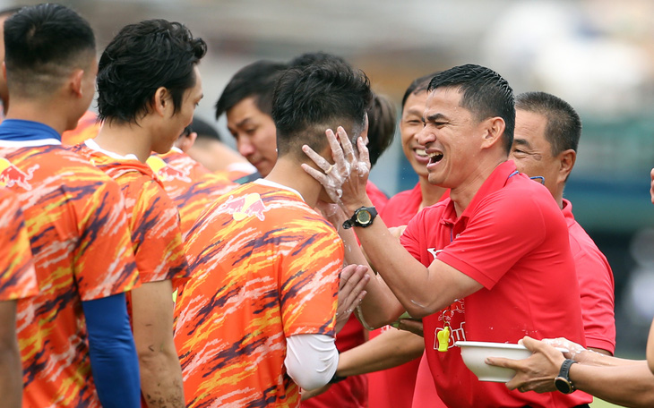 Thầy trò HLV Kiatisak vui Tết té nước trước khi đá AFC Champions League 2022