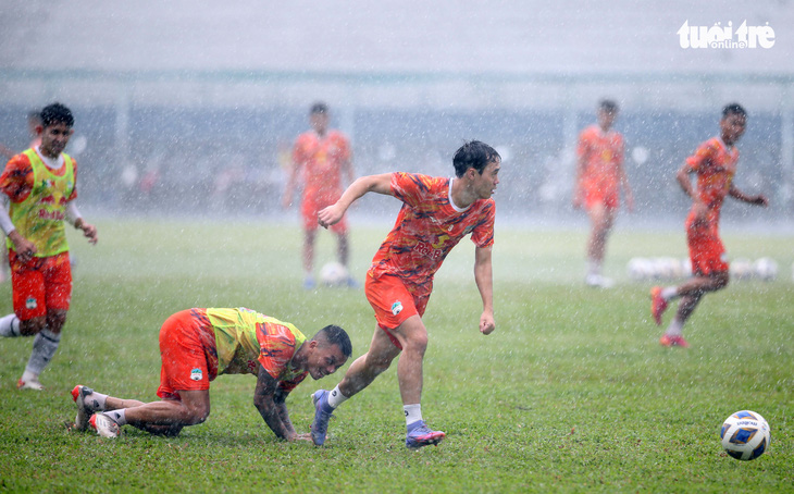 CLB Hoàng Anh Gia Lai tập luyện dưới mưa lớn chờ đá Yokohama F.Marinos - Ảnh 1.