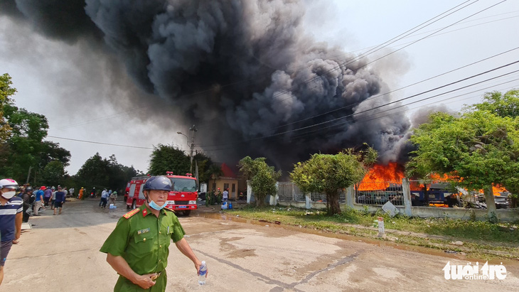 Cháy lớn tại nhà máy sản xuất đồ gỗ giả mây ở TP Quy Nhơn - Ảnh 1.